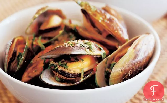 Spicy Mussels with Ginger and Lemongrass