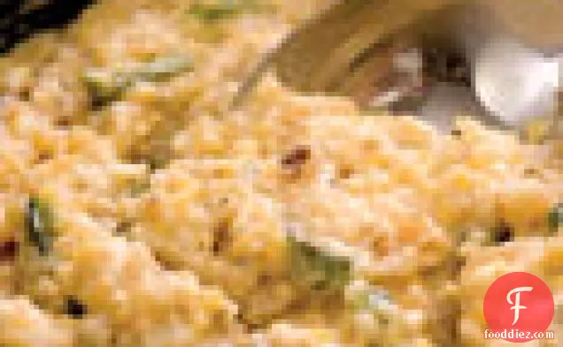 हॉर्सरैडिश पनीर भुना हुआ पोब्लानो मिर्च और लाल प्याज के कंफ़ेद्दी के साथ पीसता है