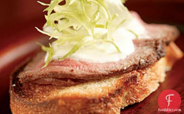 बीफ और हॉर्सरैडिश क्रीम के साथ क्रॉस्टिनी