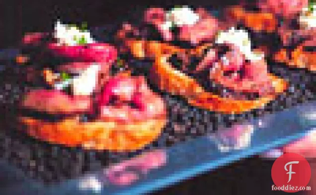ग्रील्ड लहसुन क्रोस्टिनी पर हॉर्सरैडिश क्रीम के साथ काली मिर्च-क्रस्टेड स्टेक