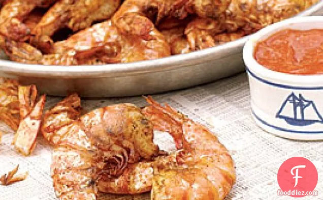 लिमोन हॉर्सरैडिश कॉकटेल सॉस के साथ ग्रिल्ड ओल्ड बे झींगा