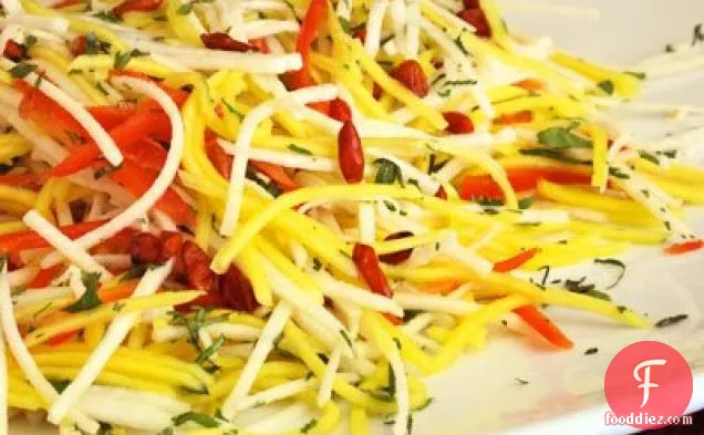 पेक्विन मिर्च के साथ जिकामा और मैंगो स्लाव