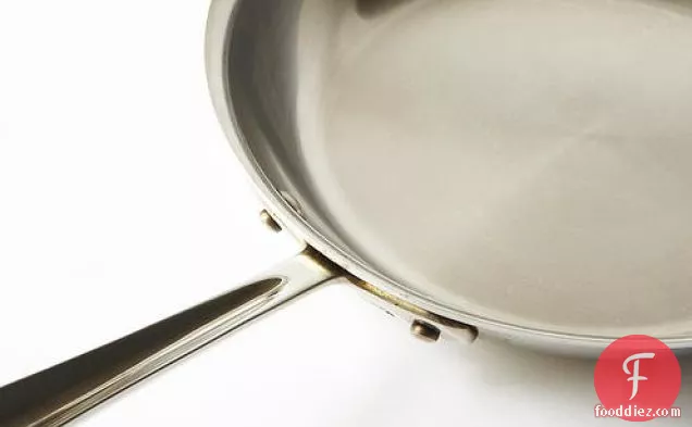 लहसुन और अजमोद के साथ ताजा सार्डिन