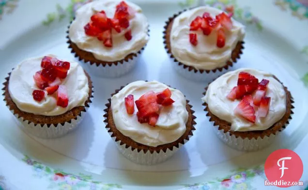 क्रीम चीज़ फ्रॉस्टिंग के साथ ग्लूटेन-फ्री स्ट्रॉबेरी कपकेक