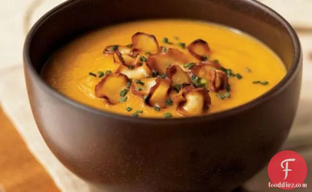 पार्सनिप चिप्स के साथ गाजर-पार्सनिप सूप