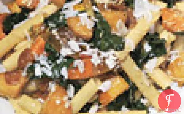 स्किलेट-भुना हुआ रूट सब्जियों के साथ ज़ीटी