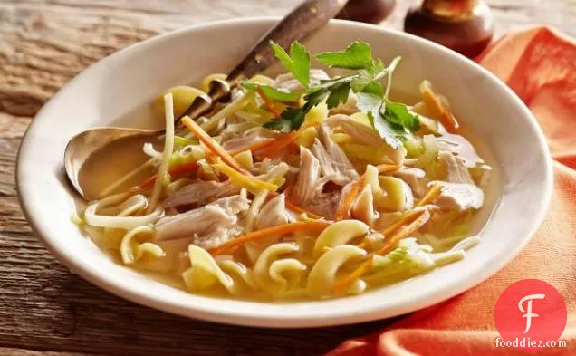 सुपर - अप पारंपरिक चिकन नूडल सूप