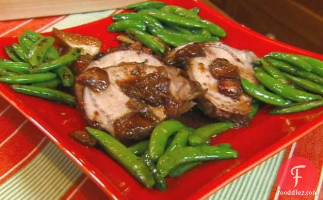 सूअर का मांस जीरा-नुकीला मिश्रित बेरी सॉस और भुना हुआ पार्सनिप के साथ भुना हुआ