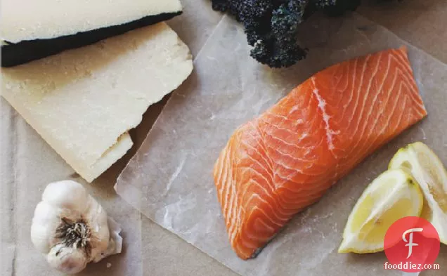 नींबू काले सलाद + कटा हुआ सामन