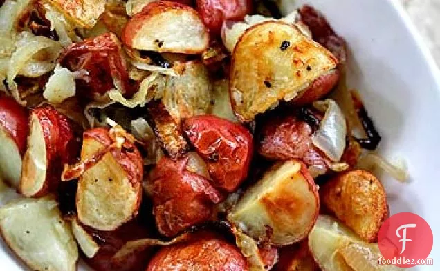 कारमेलाइज्ड प्याज और ट्रफल तेल के साथ भुना हुआ नया आलू