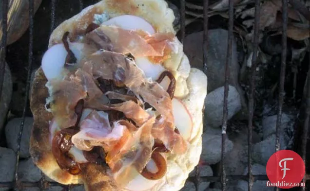 ग्रील्ड आलू, गोर्गोन्जोला और प्रोसिटुट्टो पिज्जा