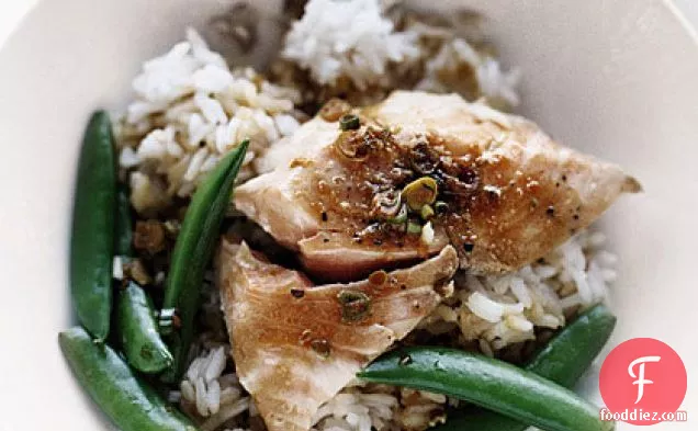 स्नैप मटर और चावल के साथ एक पॉट सामन