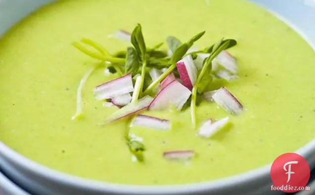 हैम और मूली के साथ ठंडा अंग्रेजी मटर का सूप