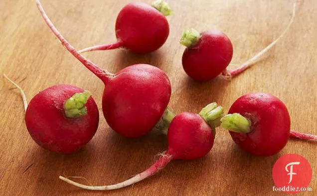 बोस्टन लेट्यूस और मूली एक डिजॉन केपर ड्रेसिंग के साथ