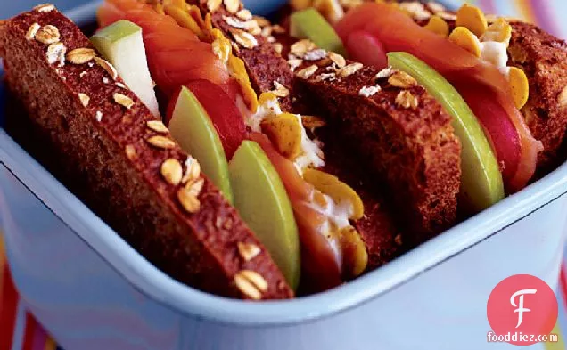 करी बादाम के साथ स्मोक्ड सैल्मन सैंडविच