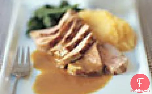 साइडर जूस और रुतबागा प्यूरी के साथ पोर्क टेंडरलॉइन