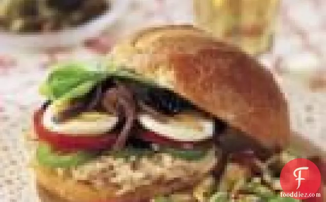 टूना, टमाटर और जैतून सैंडविच (पैन बैगनाट)