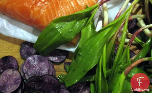 सौतेले रैंप और बैंगनी आलू के साथ पेकन क्रस्टेड सामन