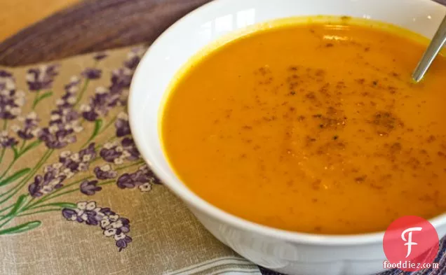 शरद ऋतु गाजर और शकरकंद का सूप