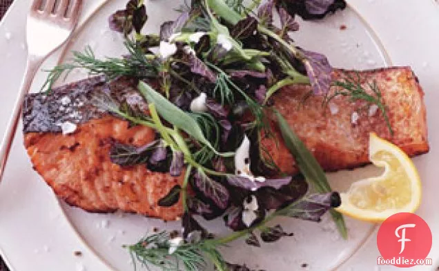 नींबू-काली मिर्च सॉस और वॉटरक्रेस-हर्ब सलाद के साथ सामन