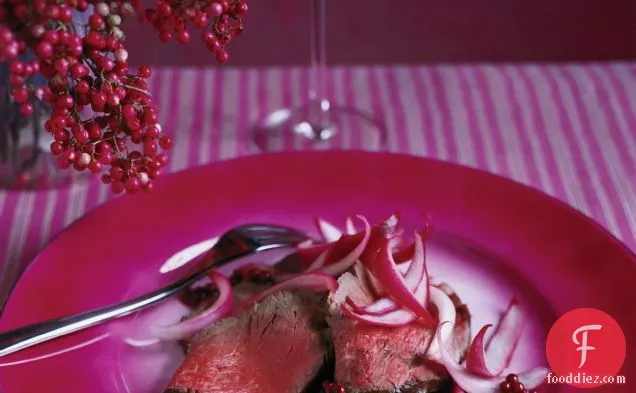 मसालेदार प्याज और गुलाबी पेपरकॉर्न के साथ बीफ टेंडरलॉइन