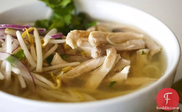 फो गा-वियतनामी चिकन नूडल सूप पकाने की विधि