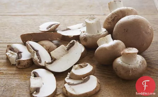 शराब के स्वाद वाली क्रीम सॉस, प्याज और मशरूम के साथ पुराने जमाने का चिकन फ्रिकैस