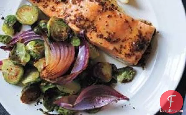 भुना हुआ ब्रसेल्स स्प्राउट्स के साथ मेपल-चमकता हुआ सामन