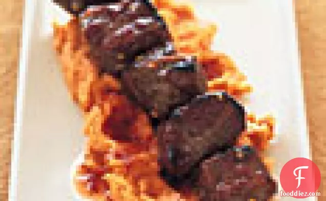 इमली-मैश किए हुए यम पर शहद मेमने कबाब