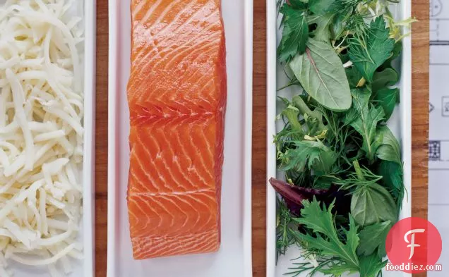 जड़ी बूटी सलाद के साथ आलू-क्रस्टेड सामन