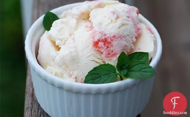 स्ट्रॉबेरी मिंट आइसक्रीम