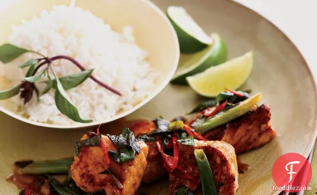 सीप सॉस और तुलसी के साथ पैन-घुटा हुआ सामन