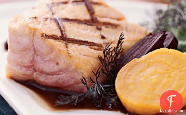 भुना हुआ बीट और अरुगुला के साथ ग्रील्ड जंगली सामन