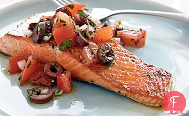 कलामाता जैतून और सालसा क्रूडा के साथ पैन-सियर सैल्मन