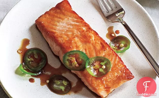 जलेपीनो पोंज़ू के साथ तला हुआ सामन