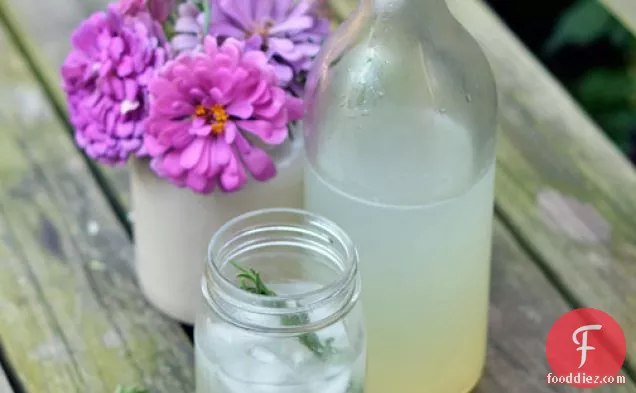 स्पार्कलिंग रोज़मेरी लिमेड