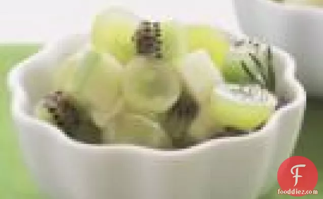 मेंहदी सिरप के साथ कीवीफ्रूट, सेब और अंगूर का सलाद