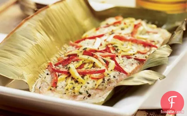 एक पन्नी पैकेट में केकड़ा और सब्जियों के साथ सामन