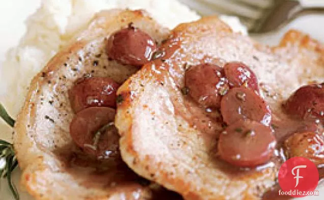 सॉटेड पोर्क चॉप अंगूर, मेंहदी और रेड वाइन पैन सॉस के साथ