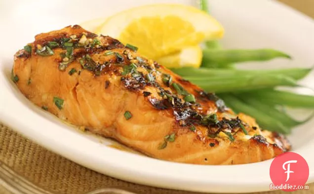 ग्रील्ड ऑरेंज-एंड-बोर्बोन सैल्मन