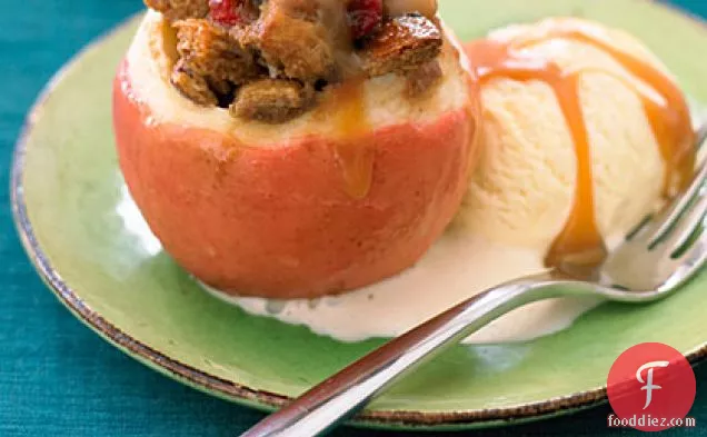 क्रैनबेरी गुड़ ब्रेड पुडिंग के साथ बेक्ड सेब