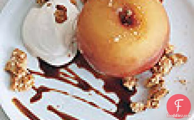 साइडर-कैंडिड अखरोट, रम क्रीम और साइडर सिरप के साथ पोच्ड सेब