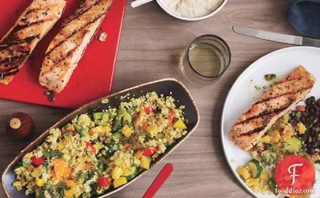 ब्लैक बीन्स और पिमेंट डी ' एस्पेलेट मेयोनेज़ के साथ ग्रिल्ड सैल्मन