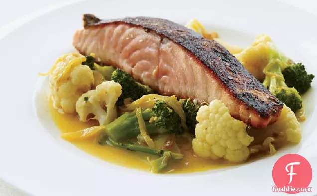 Salmon with Gingery Vegetables and Turmeric