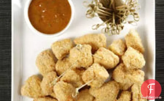 पैंको-क्रस्टेड चिकन खुबानी-सरसों की चटनी के साथ काटता है