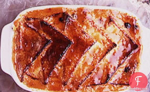 ब्रेड और बटर पुडिंग को क्लॉटेड क्रीम और कॉम्पोट के साथ परोसा जाता है