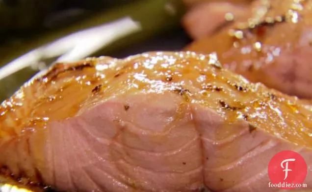 अदरक लाइम सॉस के साथ ग्रीन टी पोच्ड सैल्मन