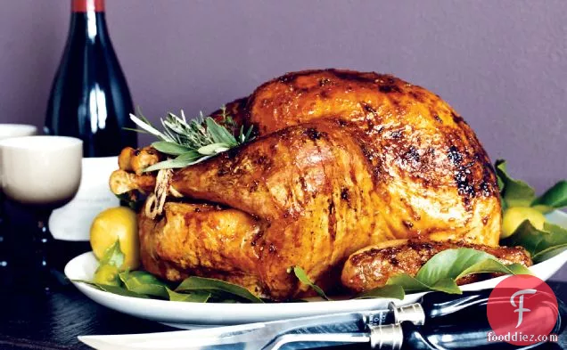 ताजा जड़ी बूटी ग्रेवी के साथ खुबानी-घुटा हुआ टर्की