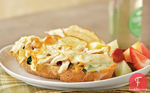 खुबानी-डिजॉन स्प्रेड के साथ ओपन-फेस चिकन और म्यूएन्स्टर सैंडविच