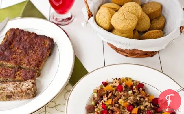 क्रैनबेरी, खुबानी और पेकन जंगली चावल पिलाफ (जीएफ + शाकाहारी)